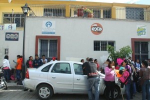 Integrantes de la Seccin 22 del SNTE protestaron y difundieron este mircoles su mensaje en estacio