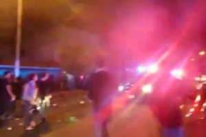 En el video, de 50 segundos, se observa a varios j�venes en la calle y la llegada de varias patrulla