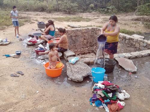 Las mujeres lavan a mano su ropa en los pozos que fueron construidos hace dcadas, mientras los nio
