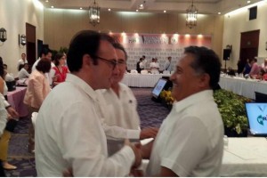 Manejo de recursos en 2015 ser transparente: Videgaray El titular de Hacienda, Luis Videgaray, y el senador Arturo Zamora, durante los trabajos de la plena