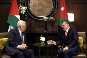 El presidente palestino, Mahmud Abs (i), se reuni ayer con el rey Abdul II de Jordania en Amn