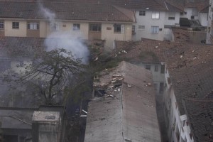 Una nube de humo emana del sitio donde se estrell el avin en el que viajaba el candidato presidenc