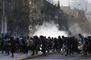 La polica repeli a los manifestantes con agua y gases lacrimgenos que terminaron afectando a los 