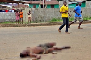 En Monrovia, la capital liberiana, familiares de vctimas del bola dejaban cuerpos de fallecidos en