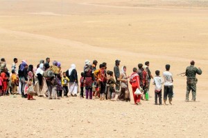 Evacuaciones obligan a recorrer a yazidis hasta siete horas a pie por territorio de la vecina Siria 