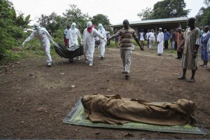 Enfermeros liberianos trasladan el cuerpo de una vctima del virus bola hasta un sitio para quemarl
