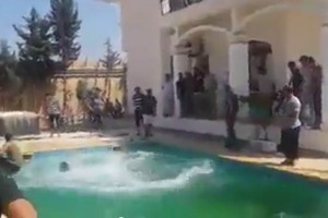 En un video difundido el domingo en internet se ve a hombres que juegan en una piscina en el recinto