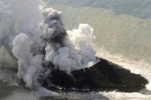 El volcn submarino escupe cada da unos 200 mil metros cbicos de magma, tendencia que, si contina