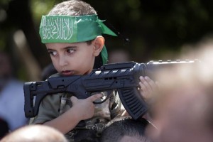 Un nio palestino sostiene un arma de juguete durante un evento de apoyo a Hamas en la ciudad de Gaz