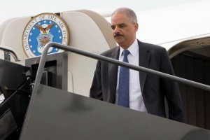 Holder arrib a bordo de un avin militar de Estados Unidos a  Aeropuerto Internacional de San Louis