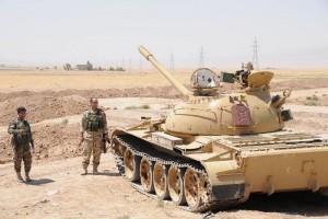Soldados iraques kurdos revisan su armamento en el Distrito Dibega, en cercanas de Arbin, entre lo
