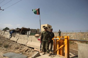 Soldados del Ejrcito Nacional afgano montan guardia frente a la puerta de entrada de la academia de