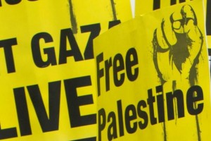 Los manifestantes palestinos se congregaron frente a la sede del diario The Washington Post para rec