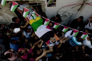 Residentes de Gaza realizan el funeral de una de las vctimas registradas en los ataques de Israel