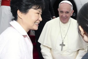 El papa Francisco (d) es recibido por la presidenta de Corea del Sur, Park Geun-hye