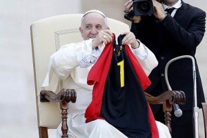  El papa Francisco recibe una camiseta como regalo de los ministros alemanes de la dicesis durante 