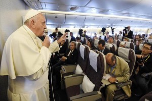 A bordo de un avin que retornaba desde Corea del Sur, el Papa sugiri que no estaba dando una luz v