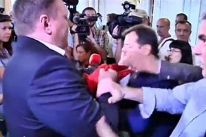 Shevchenko propin un golpe a su rival que casi lo dej noqueado