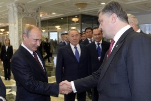 El presidente ruso Vladimir Putin y su homlogo ucraniano Petro Poroshenko se dan la mano en Bieloru
