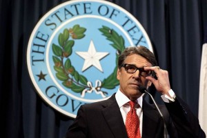 Asistentes de Perry dijeron que el caso no desbaratar su activa agenda de viajes, la cual incluye v