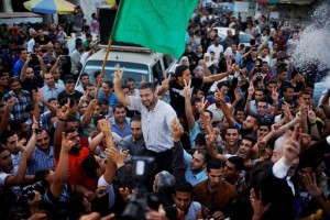 Palestinos celebran y cargan en brazos al portavoz de Hamas Sami Abu Zuhri
