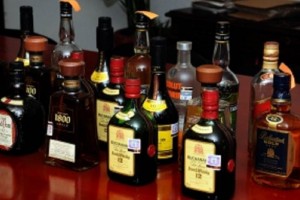 Decomisan mas de 404 millitros de bebidas alcohlicas en Veracruz la Cofepris detall que las bebidas fueron aseguradas por infringir la legislacin sanitaria