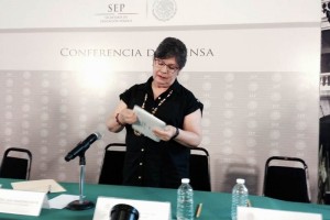 Alba Mart�nez Oliv�, subsecretaria de Educaci�n B�sica, muestra el equipo que ser� entregado a alumn