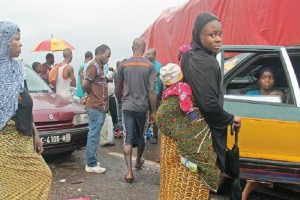 Personas esperan en un control fronterizo en Gbalamuya, Guinea, luego que Sierra Leona cerrara la fr