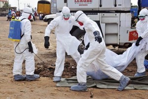 Trabajadores sanitarios trasladan el cuerpo de una persona de quien sospechan muri a causa del viru