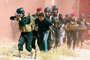 Efectivos de la polica especial iraqu demuestran sus habilidades en un ejercicio realizado durante
