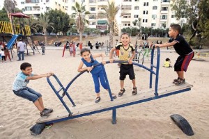 Nios palestinos juegan en un parque pblico durante el alto el fuego en Gaza, ayer