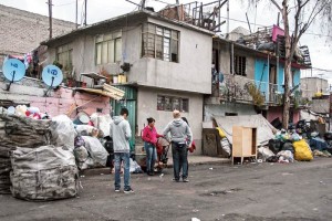 Renovacin, zona de pepenadores Segn relatan vecinos, hace 15 aos en esta colonia las calles estaban muy bonitas; la Avenida 5 era