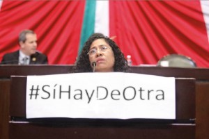 <b>Crnica.</b> Musicalizan San Lzaro La diputada perredista Rosario Merln Garca, hizo sonar en tribuna una cancin de protesta desde su