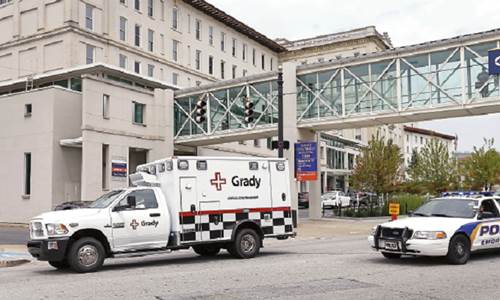 La ambulancia que lleva al doctor Kent Brantly, contagiado de bola, llega al hospital de la Univers