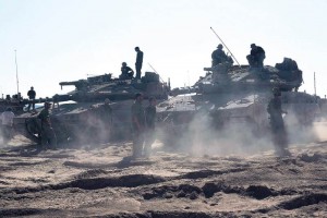 Soldados israeles se renen en una zona cercana a la frontera de Gaza
