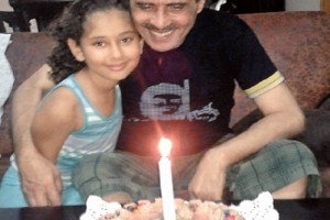 Ahmad Yacoub y su hija Linda, junto al pastel con el que la nia celebr sus 8 aos de vida