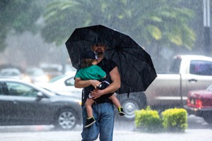 Sufren capitalinos por lluvias; 113 encharcamientos