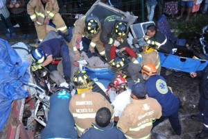 Una camioneta y un tr�iler chocaron, en direcci�n a Cuernavaca, a la altura del kil�metro 20