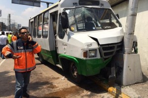 Choque deja 10 heridos en Boulevard Puerto Areo El microbs de la Ruta 10, que era conducido a exceso de velocidad, por esquivar a otro vehculo se