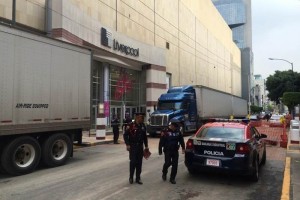 Alrededor de las 04:30 horas los sospechosos rompieron el cristal de una de las puertas de acceso de