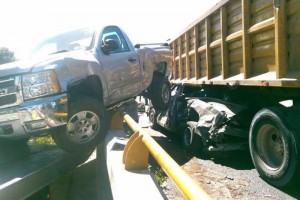 El tr�iler que impact� a los veh�culos, circulaba con dos contenedores y llevaba 45 toneladas de yes