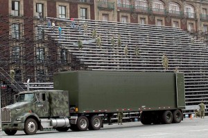 Elementos del Ejrcito Mexicano colocan vallas metlicas y gradas en el circuito del Zcalo