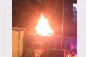 Se incendia auto en Circuito Interior Aspecto del auto incendiado