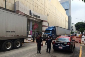 Polic�as capitalinos acordonaron las inmediaciones de la tienda