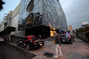 Aspecto de la tienda que fue asaltada sobre avenida Insurgentes