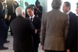 El presidente acudi�, acompa�ado por Eruviel �vila, a dar el p�same a los hijos de Nishizawa