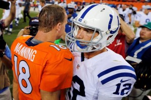 Peyton Manning  y Adrew Luck se saludan al termino del encuerto entre Denver e Indianapolis