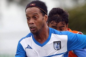 Ronaldinho ya se entrena con los Gallos Blancos 