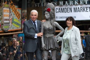 Los padres de Amy acudieron a la develacin de la estatua