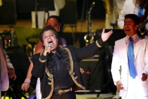 Antes de lanzar varios 'Viva Mxico!', el cantautor reconoci a la mayora de los mexicanos asisten